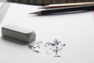 defter üzerinde beyaz silgi