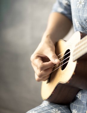 Kız oynarken ukulele