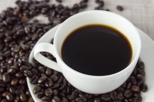 Café preto com grãos de café — Fotografia de Stock