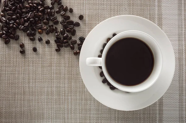 Café preto com grãos de café — Fotografia de Stock
