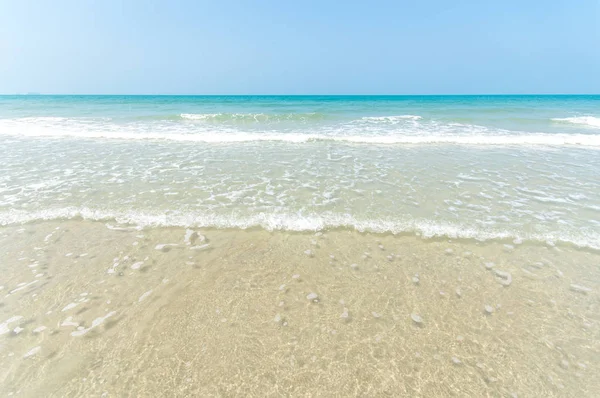 defter üzerinde beyaz silgi