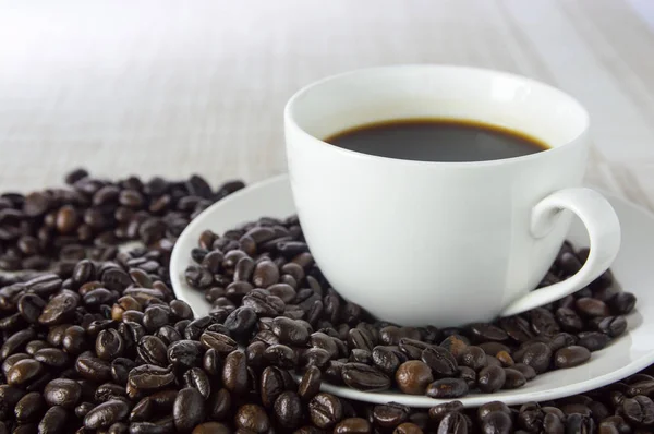 kahve çekirdekleri ile siyah kahve