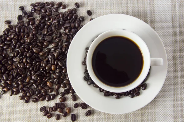 Черный кофе с кофейными зернами — стоковое фото