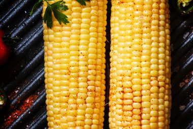 Mısır, baharatlar ile bir ızgarada kavurma için hazırlanan