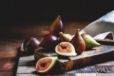 Tahtada kesilmiş mor incir.