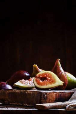 Tahtada kesilmiş mor incir.