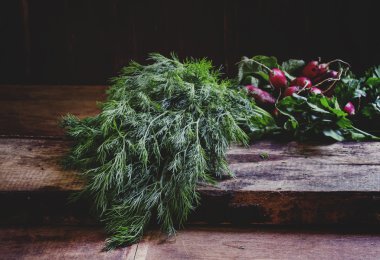 Eski bir huş panosuna taze dereotu