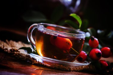 Siyah çay yabani gül çilek bir cam bardak ile şifa