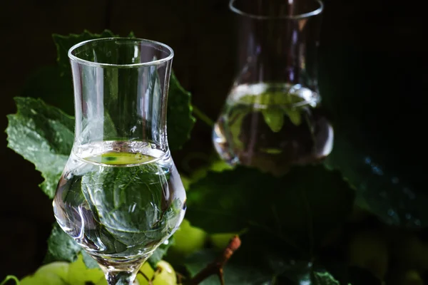 Vodka tradizionale italiana, nature morte in stile rustico — Foto Stock