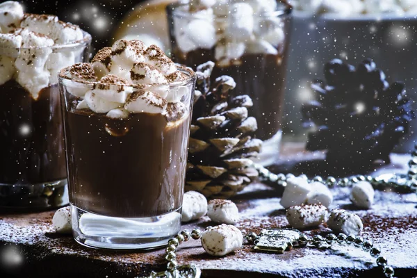 Composición de Navidad o Año Nuevo con chocolate caliente y malvaviscos — Foto de Stock