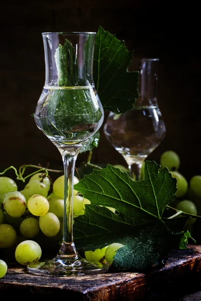 Traditionele Italiaanse wodka, stilleven in rustieke stijl — Stockfoto