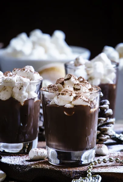 Kerst of Nieuwjaar samenstelling met warme chocolademelk en marshmallows — Stockfoto