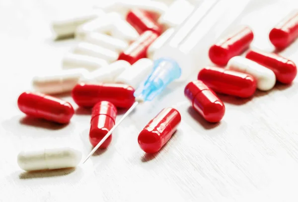 Medicamento em cápsulas vermelhas e brancas — Fotografia de Stock