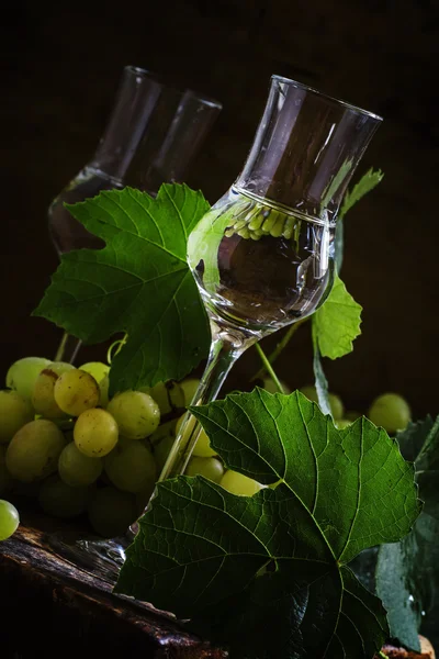 Vodka tradizionale italiana, nature morte in stile rustico — Foto Stock