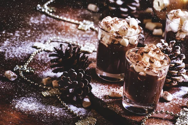 Composición de Navidad o Año Nuevo con chocolate caliente y malvaviscos — Foto de Stock