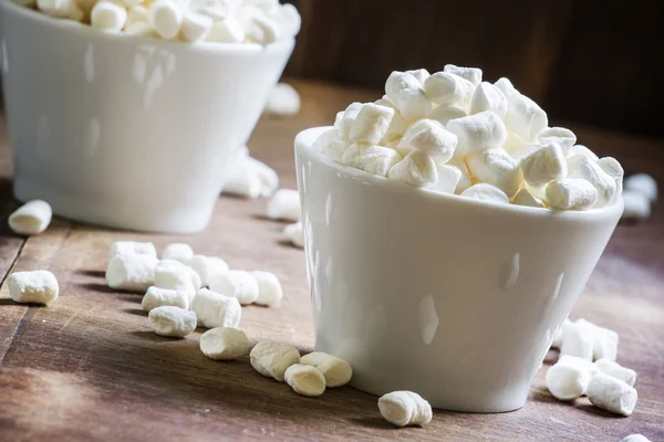 Marshmallow in witte kommen. — Stockfoto