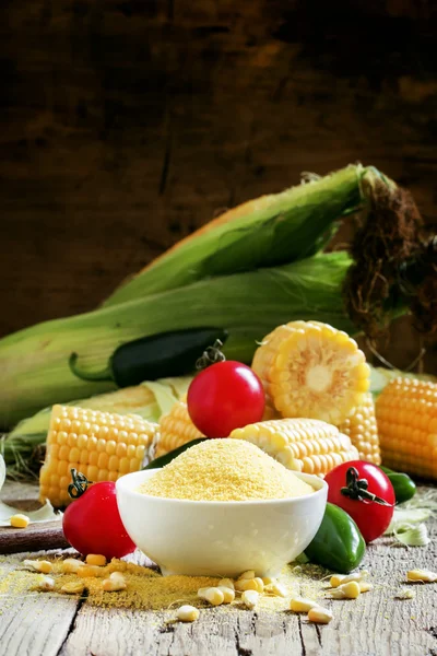 Кукурудзяна крупа, свіжі овочі — стокове фото