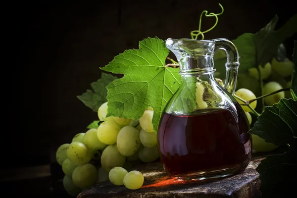 Aceto di vino in una brocca . — Foto Stock