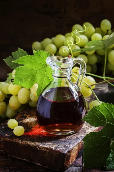 Vinagre de vinho em um jarro . — Fotografia de Stock