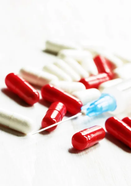 Medicamento em cápsulas vermelhas e brancas — Fotografia de Stock