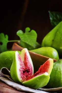 Olgun tatlı taze incir, koyu ahşap arka plan