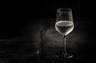 Kuru soğuk beyaz şarap, vintage koyu ahşap arka plan