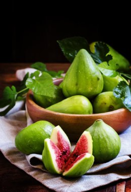 Olgun tatlı taze incir, koyu ahşap arka plan