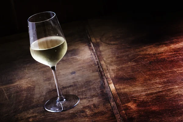 辛口の冷たい白ワイン、ヴィンテージの暗い木の背景 — ストック写真