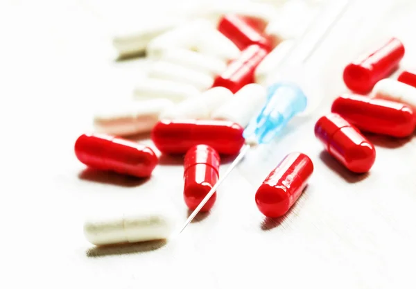 Το φάρμακο σε κάψουλες κόκκινο και λευκό — Φωτογραφία Αρχείου