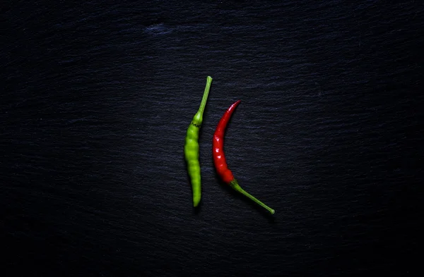 Pimientos picantes rojos y verdes pequeños —  Fotos de Stock