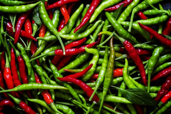 Röda och gröna små varm paprika — Stockfoto