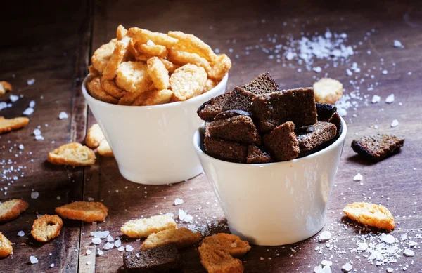 Rozs kekszet és baguette kétszersült, sóval és fűszerekkel — Stock Fotó