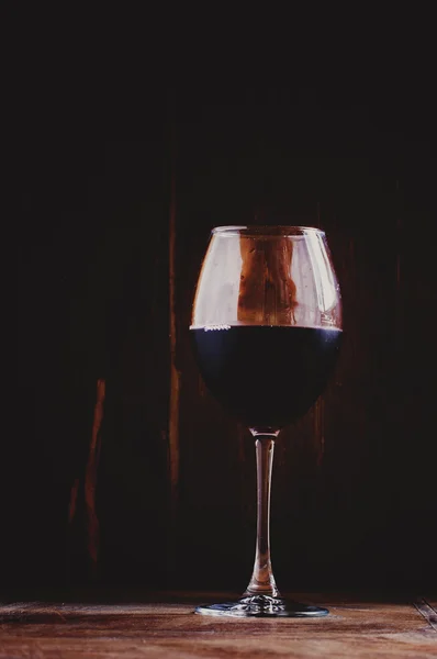 Охолоджене червоне вино в склянці . — стокове фото