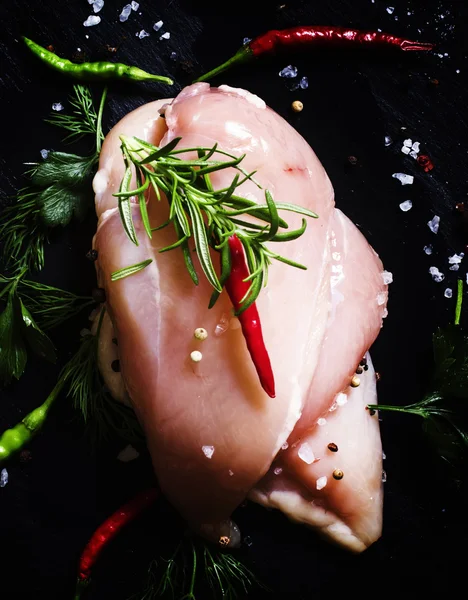 Filetes de frango crus com ervas e especiarias — Fotografia de Stock