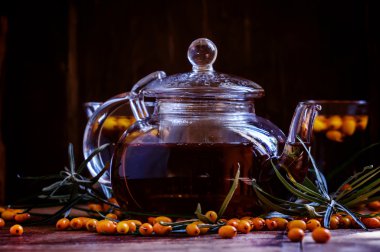 Deniz dikeni ile yararlı çaylık ile Cam çaydanlık,