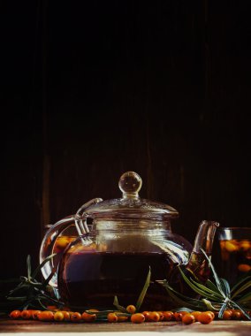 Deniz dikeni ile yararlı çaylık ile Cam çaydanlık,