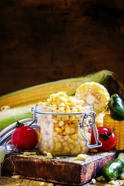 Behouden van maïs in een glazen pot — Stockfoto