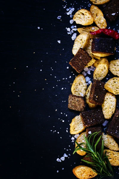 건강에 해로운 음식 개념, 매운 소금된 크래커 — 스톡 사진