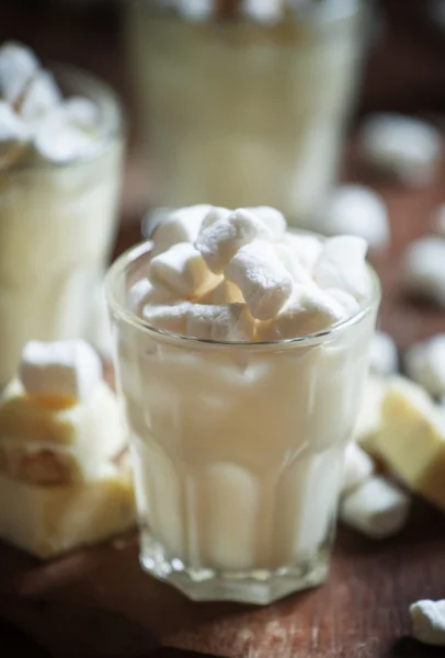 Mousse di cioccolato bianco con marshmallow — Foto Stock