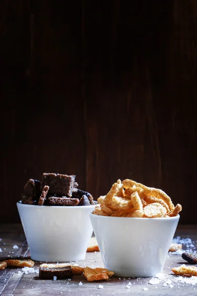 Roggen-Weizen-Croutons mit Salz — Stockfoto