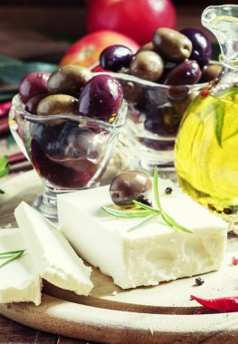 Yumuşak Yunan beyaz peynir biberiye, zeytin ve tereyağı ile