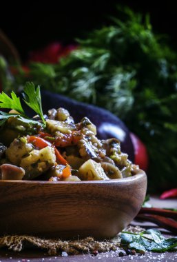 Haşlanmış patlıcanlar üzerinden geleneksel Kafkas Sote