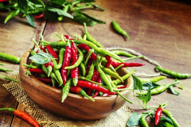 Küçük sıcak biber bir ahşap kase 