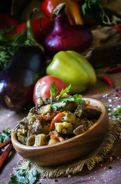 Haşlanmış patlıcanlar üzerinden geleneksel Kafkas Sote — Stok fotoğraf