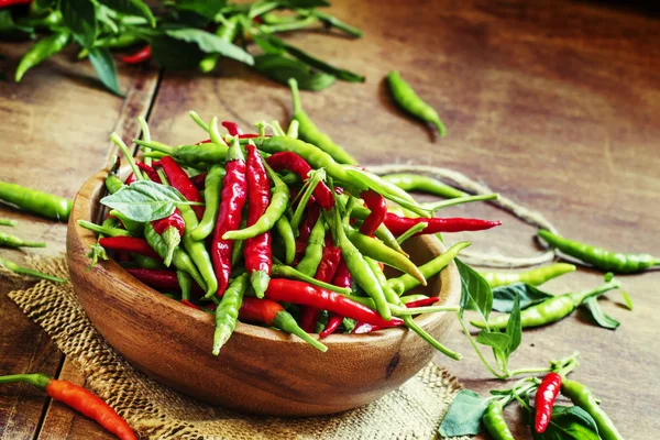 Liten varm paprika i en träskål — Stockfoto