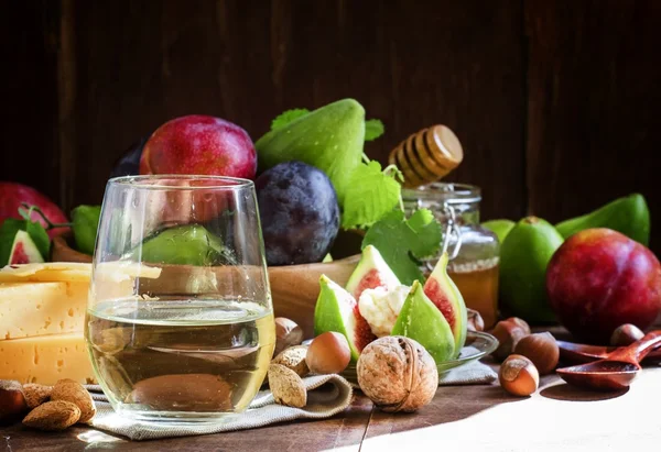 Natura morta autunnale con frutta e vino — Foto Stock