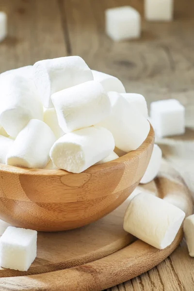 Stora marshmallows i skål — Stockfoto