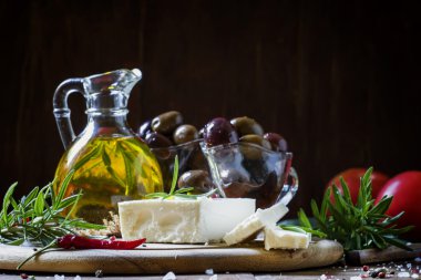 Yumuşak Yunan beyaz peynir biberiye, zeytin ve tereyağı ile