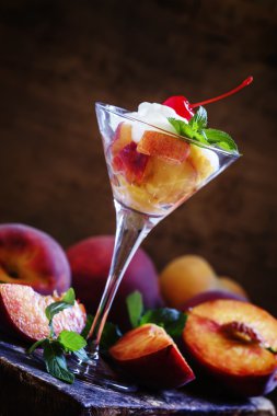 Tatlı şeftali ve yoğurt martini cam