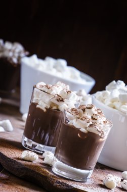 Sıvı marshmallow ile çikolata kakao tozu ile serpilir 